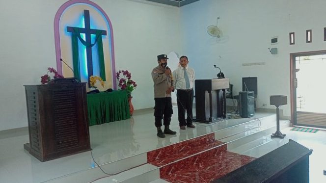 
					Polsek Pulau Raja Polres Asahan Sampaikan Pesan Kamtibmas di Gereja GMI