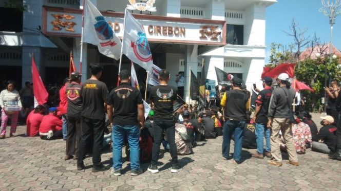 
					Aliansi Ormas, LSM, OKP, dan LBH Kota Cirebon Gelar Demo Tolak Harga BBM Naik