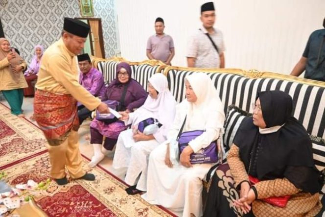 
					Wali Kota Tanjungbalai dan Plt Ketua TP-PKK Lepas 25 Jamaah Umroh Travel PT Lyla Wisata Dunia