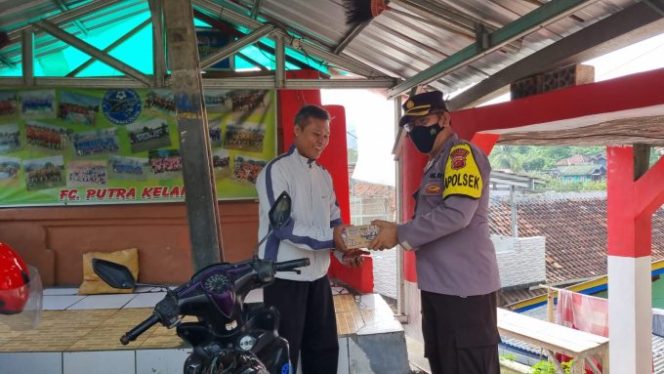 
					Polisi Blusukan Sambil Berikan Bansos Kepada Tukang Ojeg Pangkalan