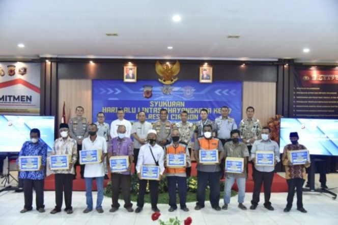 
					Syukuran HUT Lalu Lintas Bhayangkara ke 67, Kapolresta Cirebon Berikan Bantuan Sosial Kepada Relawan Lalu Lintas Banpol