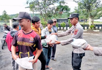 Kapolda Jabar Berikan Paket Sembako di Ponpes Assalam Putri Warungkiara Sukabumi