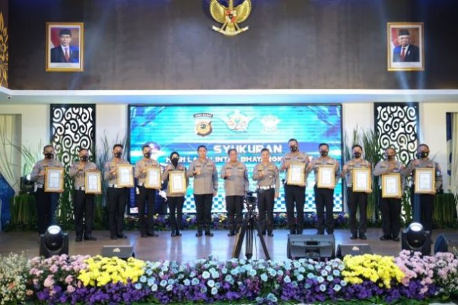 
					Dihari Lalu Lintas Bhayangkara Ke 67, Kasat Lantas Polres Majalengka Raih Dua Penghargaan