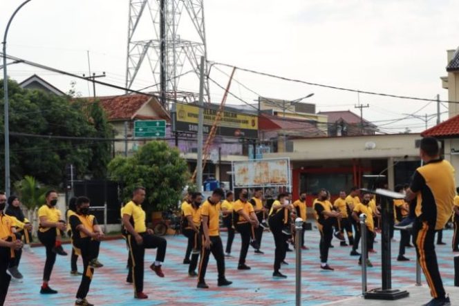 
					Rutinitas Jumat Sehat, Usai Apel Pagi Personil Polres Majalengka Laksanakan Olah Raga Bersama