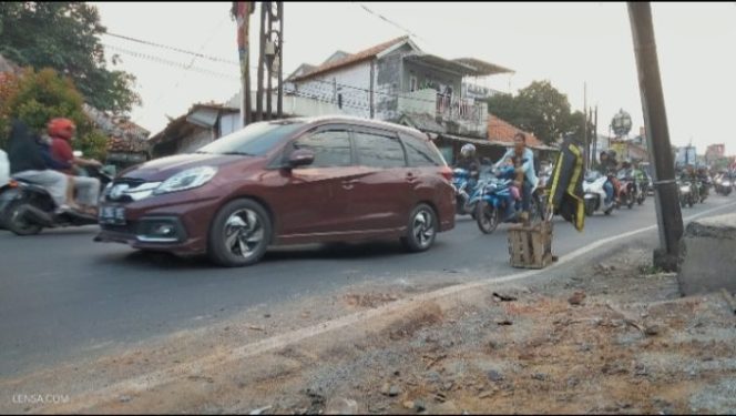 
					Nyaris Amblas, Jalan Provinsi di Cibungbulang Bogor Bahayakan Pengendara