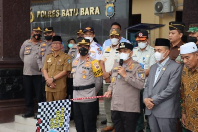 
					Polres Batubara Melepas Keberangkatan Truk Bermuatan Semen dan Seng Bantuan Kemanusiaan Bencana Alam