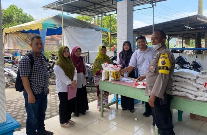 
					Bersama Kadus, Bhabinkamtibmas Polsek Indrapura Beri Pengamanan di Pasar Murah