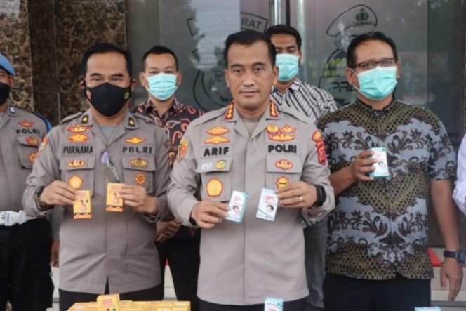 
					Polresta Cirebon Amankan Ratusan Obat Sirup yang Ditarik Peredarannya oleh BPOM