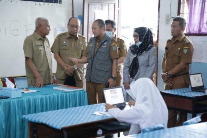 
					Camat Air Batu Bersama Bupati Asahan Tinjau Pelaksanaan ANBK