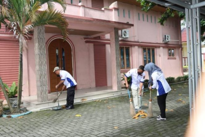 
					Sambut HUT Humas Polri Ke 71 Personil Polres Batubara Giat Kebersihan Rumah lbadah