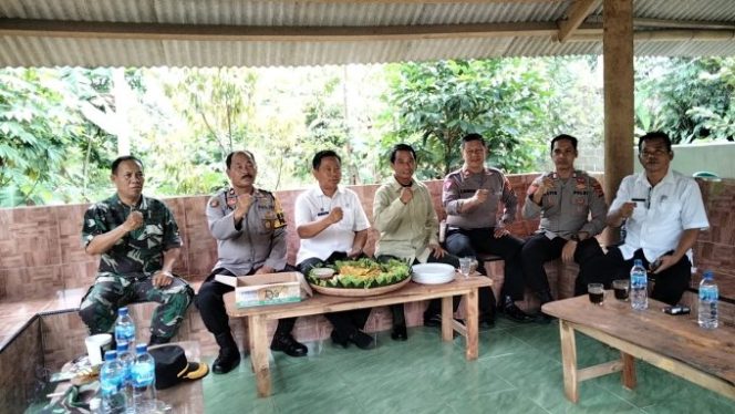 
					Polsek Rumpin Berikan Ucapan HUT TNI ke 77 Pada Koramil 0621-19/Rumpin