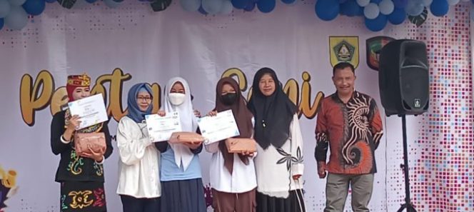 SMP Negeri 1 Tenjolaya Gelar Pentas Seni