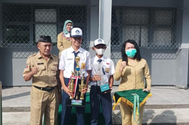
					Kepsek SMPN 9 Kota Bogor Serahkan Piala Asosiasi Akademi Futsal Indonesia Regional Kabupaten Bogor dan Piala Suratin se Kota Bogor