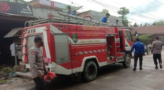 
					Rumah Pensiunan PNS di Desa Prapat Janji Nyaris Ludes di Makan Api