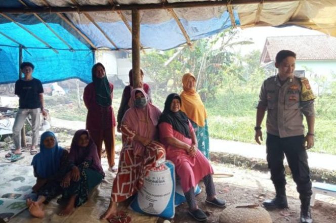 
					Selalu Berada di Tengah Masyarakat, Bhabinkamtibmas Berikan Himbauan Kamtibmas