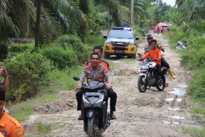 
					Keseruhan Kapolres Batu Bara bersama Jajaran Personil Polsek Dirikan Posko di Lokasi Terdampak Banjir