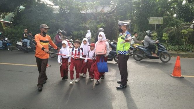 
					Anggota Polsek Cigombong, Terapkan 5s (senyum, sapa, salam, sopan dan santun) Buat Masyarakat Merasa Nyaman