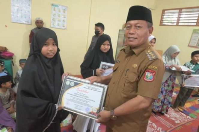 
					Wali Kota Tanjungbalai Serahkan Sertifikat Kepada Anak Penghafal Al-Qur’an