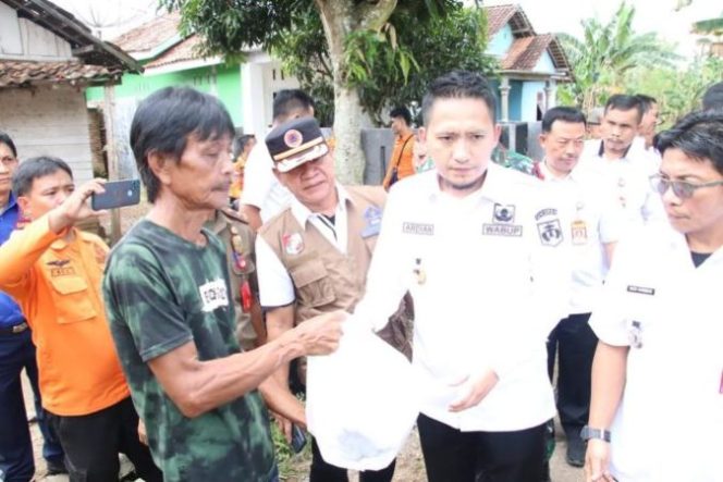 
					Wabup Lampura Ardian Saputra Serahkan Bantuan ke Warga Terdampak Banjir