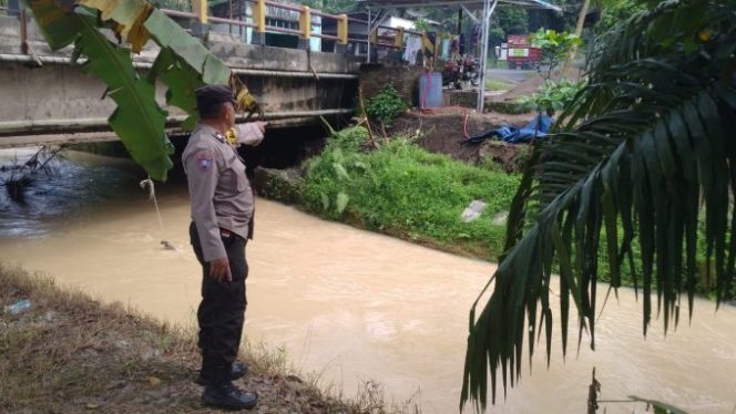
					Debit Air Masihi Tinggi, Anggota Polsek Simpang Empat Lakukan Pengecekan Air Sei Masihi