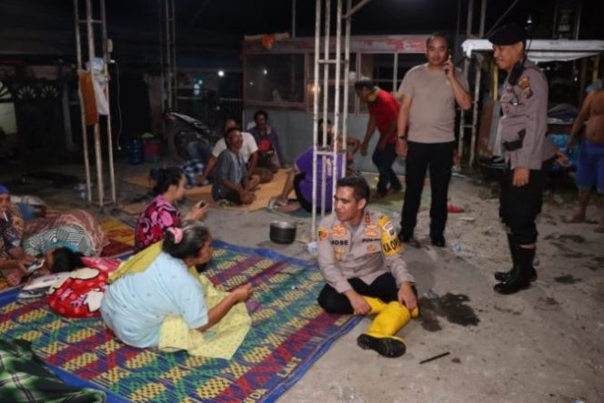 
					Jajaran Polres Batu Bara Cek ke Pemukiman Dilokasi Banjir, AKBP Jose Samperin Warga