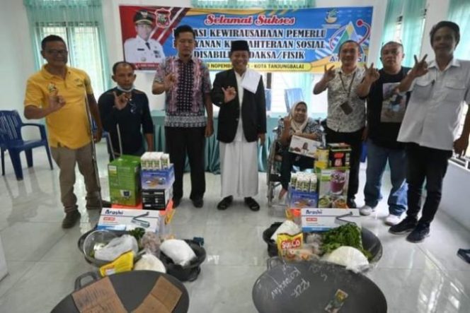 
					Wali Kota Waris Serahkan Bantuan Peralatan Kewirausahaan Kepada 15 Penyandang Disabilitas