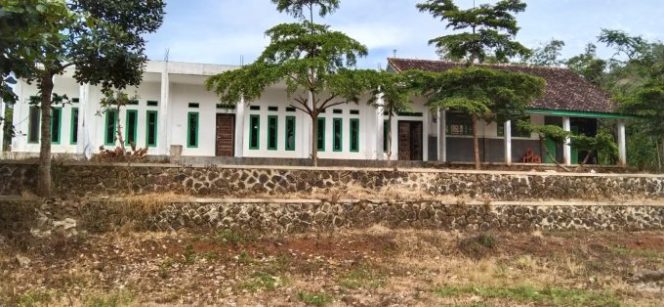 
					Demi Kenyamanan dan Keamanan, SMK Paradis Waluran Sukabumi Butuh Pemagaran Halaman Sekolah