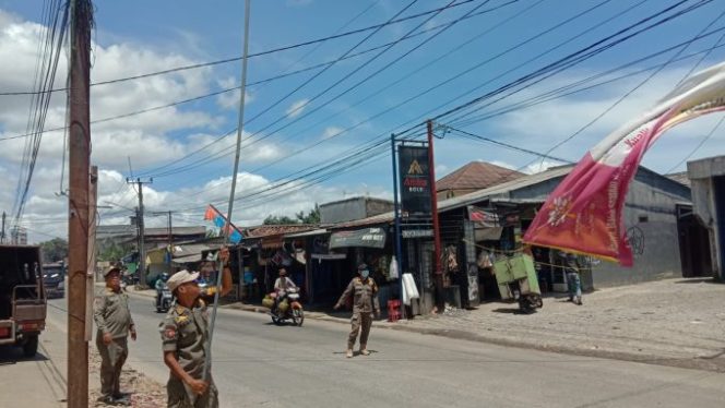 
					Satpol PP Kecamatan Ciseeng Copot Puluhan Sepanduk Liar