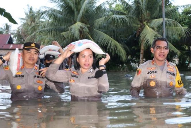 
					Warga Terharu ! Kapolres AKBP Jose Bersama Personil Terjang Banjir 100 Cm Salurkan Bantuan