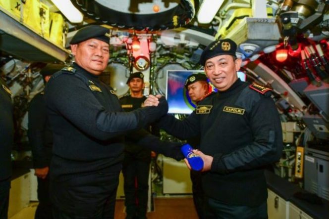 
					Disematkan Brevet Hiu Kencana TNI AL, Kapolri: Kekuatan Sinergitas Jaga Kedaulatan Bangsa Indonesia