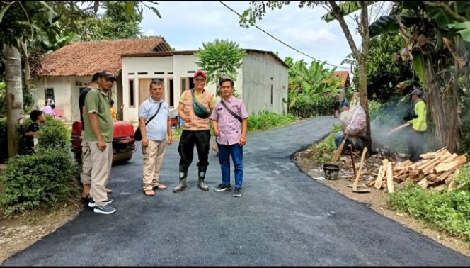 
					Tingkatkan Perekonomian Warga, Tiga Titik Jalan Desa Putatnutug Dibangun
