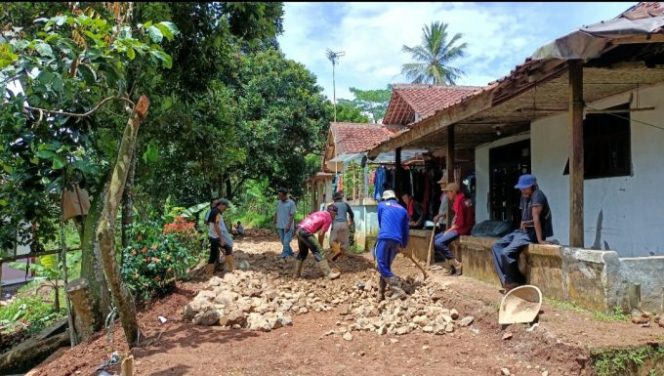 
					Serap Samisade, Desa Mekarsari Bangun TPT dan Pembukaan Akses Jalan Warga di Kampung Sukajadi