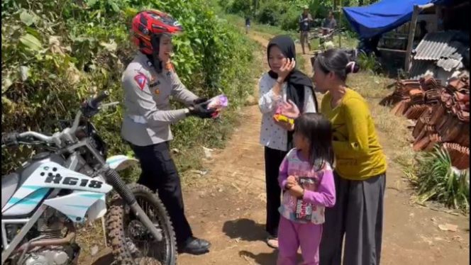 
					Hadir Dalam Kepedulian, Sang Srikandi Polwan Satlantas Polres Majalengka Distribusikan Logistik Pada Korban Gempa Cianjur