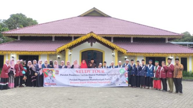 
					Wali Kota Tanjungbalai Lepas 25 Santri dan Musyrif/ah Yayasan Tahfiz Qur’an Daarul Mukhlasin Ke Ponpes Musthafawiyah Purba Baru Madina