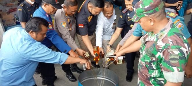 
					Kabagren Polres Asahan Saksikan Pemusnahan BMN di Gudang KPPBC TMP C Teluk Nibung