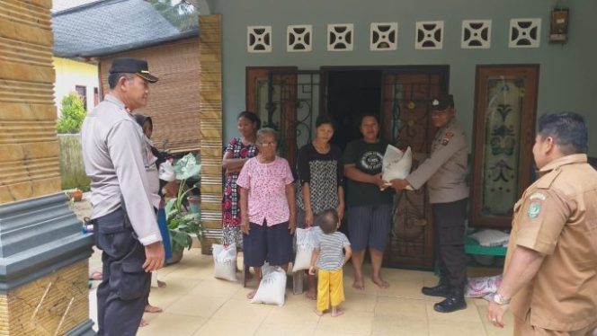 
					Polri Peduli, Polsek Bandar Pulau Bagikan Beras untuk Warga