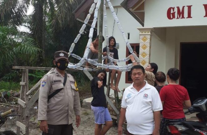 
					Bhabinkamtibmas Polsek Bandar Pasir Mandoge Sambang Bantui Warga