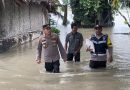 Dua Desa Kenak Luapan Air Sungai ! Kapolsek Lima Puluh Lakukan Pengecekan dan Bagi Sembako
