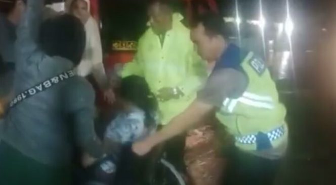 
					Personil Satlantas Polres Batu Bara Bantu Seorang Ibu Kerumah Sakit Hendak Lahiran Didalam Angkot