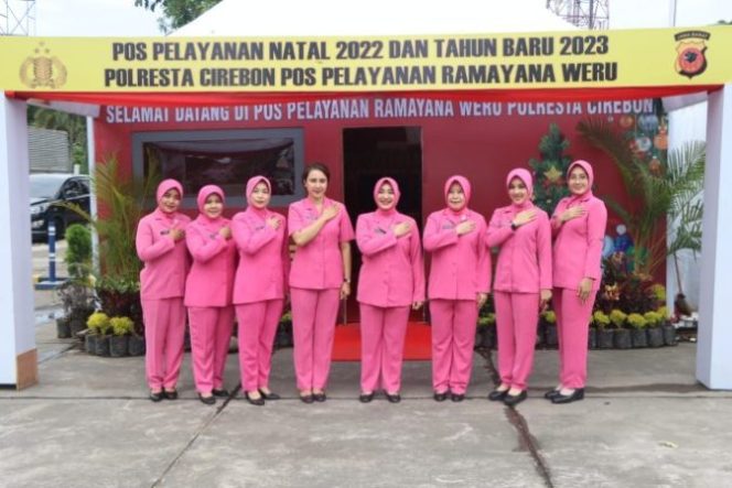 
					Ketua Bhayangkari Cabang Kota Cirebon Memberikan Tali Asih kepada Personel Pospam dan Posyan Operasi Lilin Lodaya