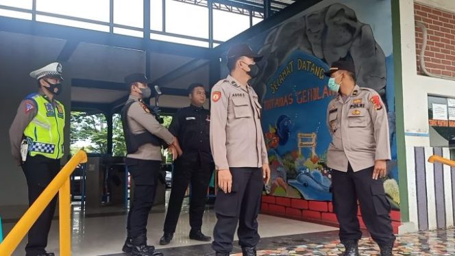 
					Anggota Pospam Jungjang Polresta Cirebon Patroli ke Obyek wisata Kolam renang
