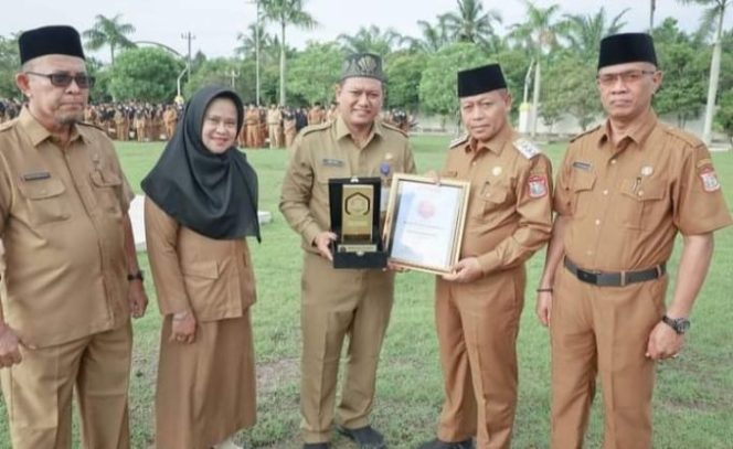 
					Pimpin Apel Pemerintahan, Wali Kota Waris Serahkan Penghargaan Ke Dinas Kominfo