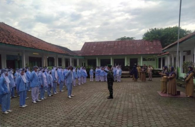 
					Kodim 0614/Kota Cirebon hadiri kegiatan Upacara Bendera SMA Kartika