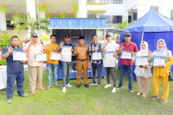 
					Wali Kota Waris Tholib Serahkan Bantuan CSR Bank Sumut Kepada Para Pelaku UMKM