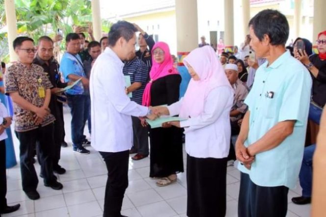 
					Wabup Lampura Bagikan Sertifikat PTSL Untuk Warga Bukit Kemuning