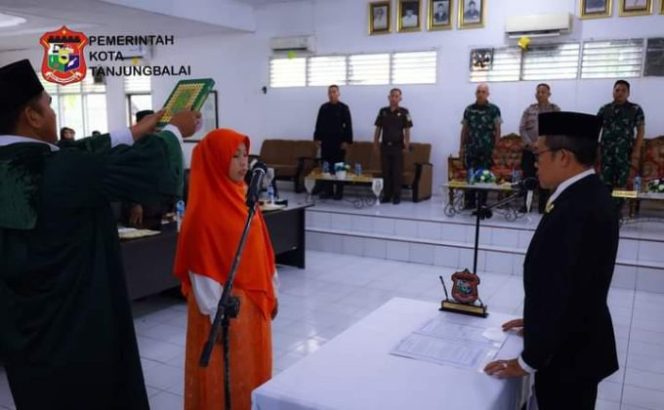 
					Wali Kota Tanjungbalai H Waris Tholib Ucapkan Selamat Kepada Julianti Silaen PAW Anggota DPRD Kota Tanjungbalai