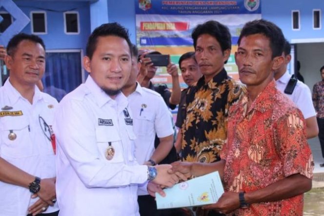
					243 Warga Dari 3 Desa Terima Sertifikat Tanah Hak Milik