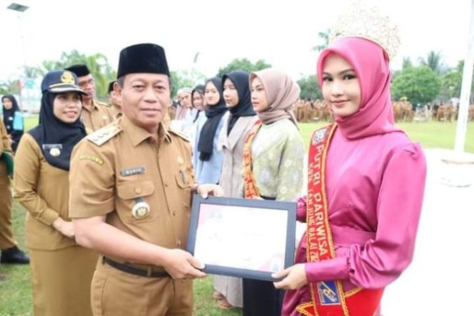 
					Pimpin Apel Pemerintahan, Wali Kota Waris Tholib Serahkan Berbagai Bantuan dan Penghargaan