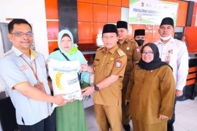 
					Wali Kota Tanjungbalai Salurkan Beras Bantuan Cadangan Pemerintah Kepada Masyarakat