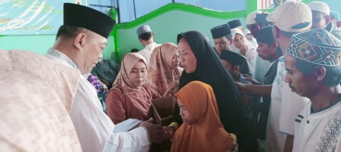 
					Kades Cicadas Kec. Ciampea Bagikan Sembako dan Santunan Untuk Janda, Lansia Duafa, dan Anak Yatim